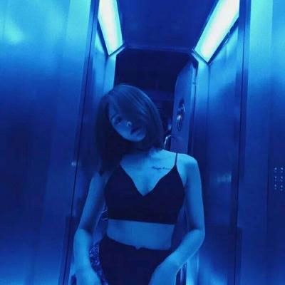 情侣头像不明显的一男一女 情侣头像一半一张不明显