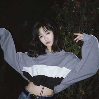情侣头像不明显的一男一女 情侣头像一半一张不明显