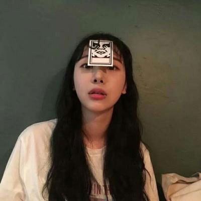 情侣头像不明显的一男一女 情侣头像一半一张不明显