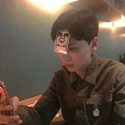 情侣头像不明显的一男一女 情侣头像一半一张不明显
