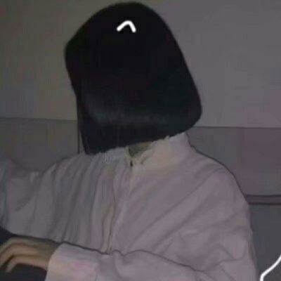 情侣头像不明显的一男一女 情侣头像一半一张不明显