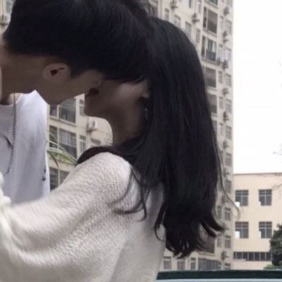 情侣头像 接吻 一人一半 微信情侣头像一人一半