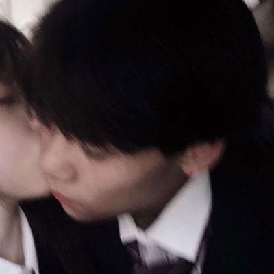 情侣头像 接吻 一人一半 微信情侣头像一人一半