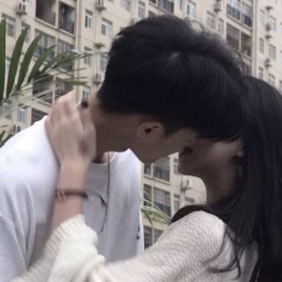 情侣头像 接吻 一人一半 微信情侣头像一人一半