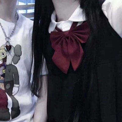 情侣头像牵手的只有手 牵手的情头一人一半