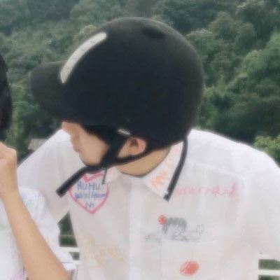 情侣头像捂脸一人一张 伤感情侣头像一人一半
