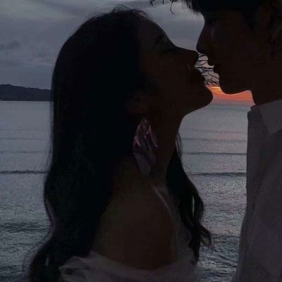 情侣头像捂脸一人一张 伤感情侣头像一人一半
