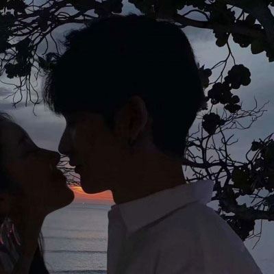 情侣头像捂脸一人一张 伤感情侣头像一人一半