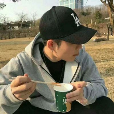 看起来毫无关系的情侣头像 情侣头像另一半不是人的