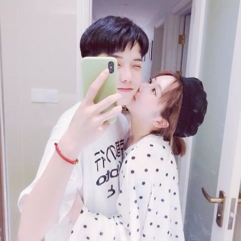 情侣拥抱图片 接吻头像一对 情侣头像真人接吻两张配对