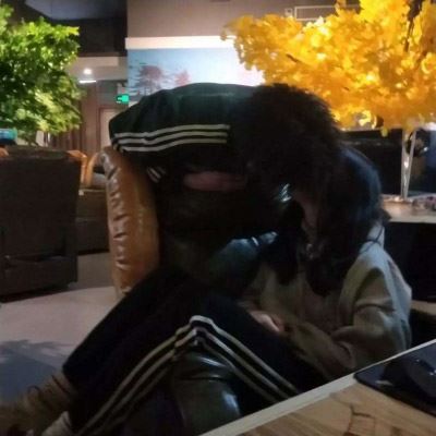 坐在草坪上女生头像背影 坐着的情侣头像