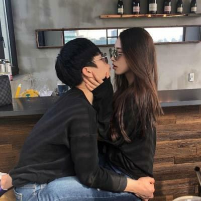 坐在草坪上女生头像背影 坐着的情侣头像