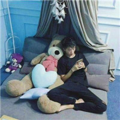 坐在草坪上女生头像背影 坐着的情侣头像