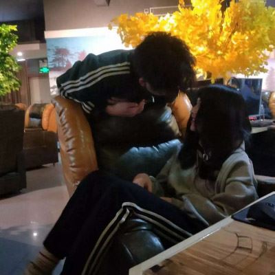 坐在草坪上女生头像背影 坐着的情侣头像