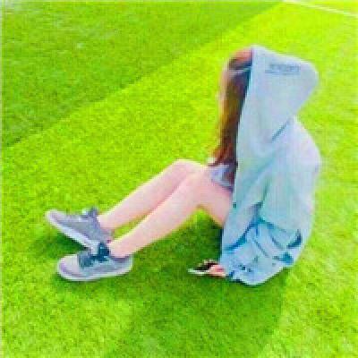 坐在草坪上女生头像背影 坐着的情侣头像