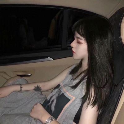 坐在草坪上女生头像背影 坐着的情侣头像