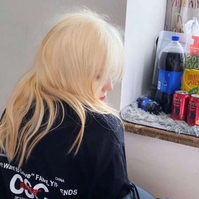 金发头像女生 金色头发图片女生