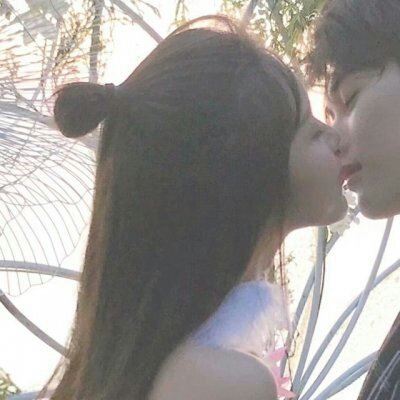 暧昧接吻情侣头像一对两张一张两人 情侣头像亲吻两张