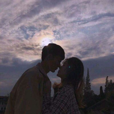暧昧接吻情侣头像一对两张一张两人 情侣头像亲吻两张