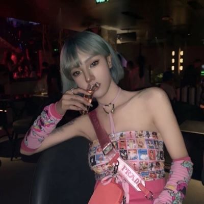 彩色头发女生头像霸气 彩色头发女生头像动漫