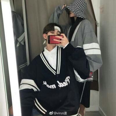 拿手机的情侣头像一对 手拿相机的情侣头像