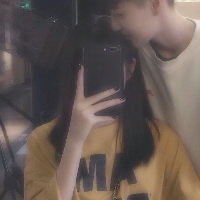 拿手机的情侣头像一对 手拿相机的情侣头像
