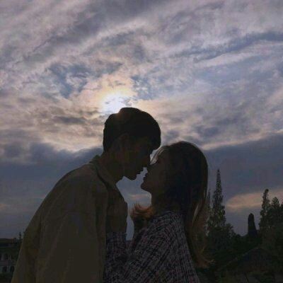 抱抱的情侣头像一对 互相拥抱的情侣头像