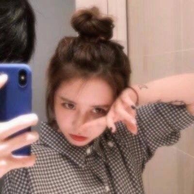 情侣头像拿手机的一对 手机控情头一人一张情侣头像