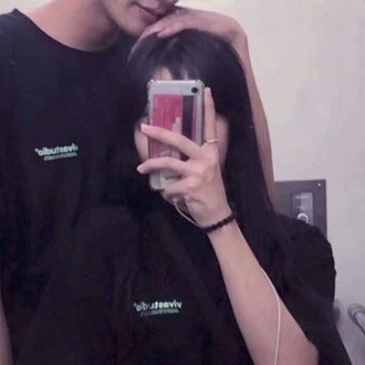 情侣头像拿手机的一对 手机控情头一人一张情侣头像