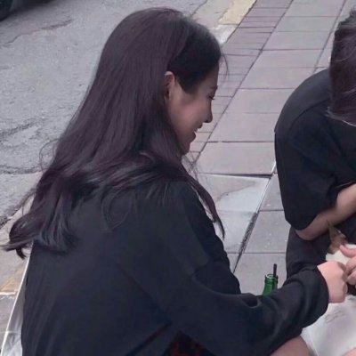情侣头像拿手机的一对 手机控情头一人一张情侣头像