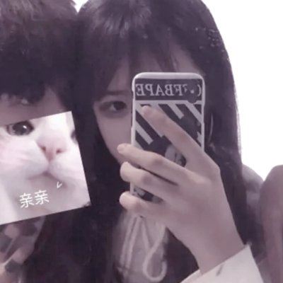 拿着手机的情头 拿手机的情侣头像一对