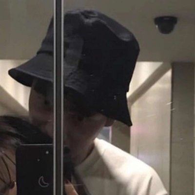 拿着手机的情头 拿手机的情侣头像一对