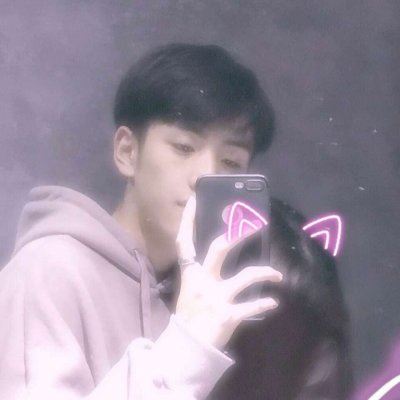 拿着手机的情头 拿手机的情侣头像一对