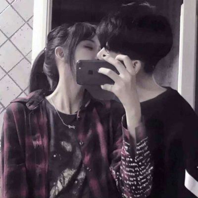 情头手机挡脸一对两张 手机挡脸情侣头像一男一女