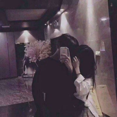 情头手机挡脸一对两张 手机挡脸情侣头像一男一女