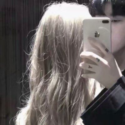 情侣头像两人都拿手机 情侣头像一对两张拿手机自拍