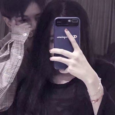 情侣头像两人都拿手机 情侣头像一对两张拿手机自拍