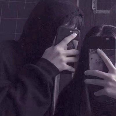 情侣头像两人都拿手机 情侣头像一对两张拿手机自拍