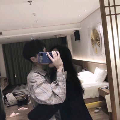 情侣头像两人都拿手机 情侣头像一对两张拿手机自拍