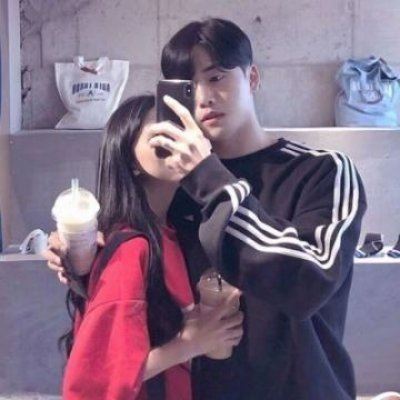 情侣头像两人都拿手机 情侣头像一对两张拿手机自拍