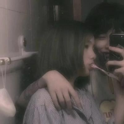 真人情侣头像一对手机挡住脸 情头手机挡脸头像