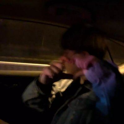 手机挡脸情侣头像大全 用手机挡住脸的头像女霸气