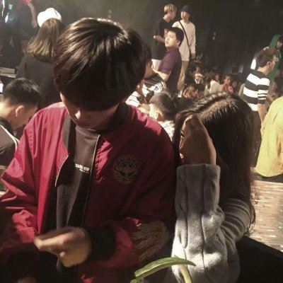 情侣头像在街上晚上一对 情侣头像马路边夜晚图