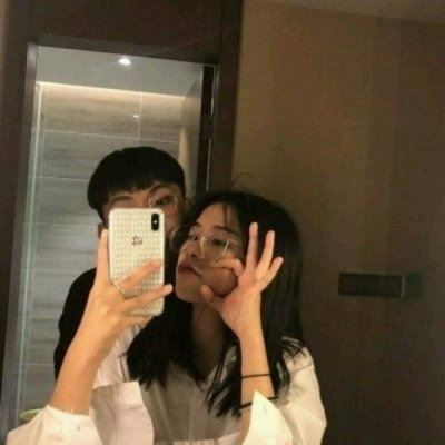 手机遮脸情侣头像一人一张 情头 情侣 双人手机遮脸真人