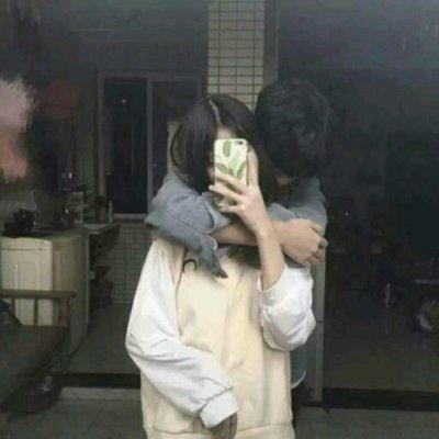 手机遮脸情侣头像一人一张 情头 情侣 双人手机遮脸真人