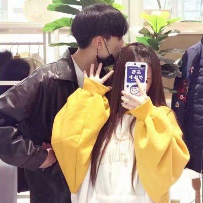 手机遮脸情侣头像一人一张 情头 情侣 双人手机遮脸真人