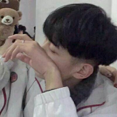 手机遮脸情侣头像一人一张 情头 情侣 双人手机遮脸真人