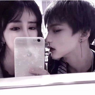 手机遮脸情侣头像一人一张 情头 情侣 双人手机遮脸真人