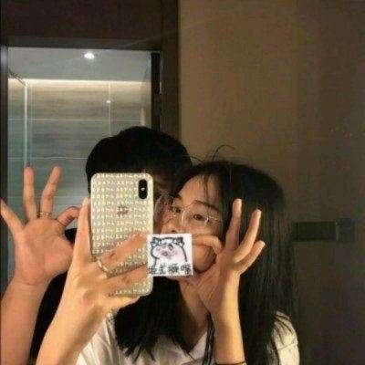手机遮脸情侣头像一人一张 情头 情侣 双人手机遮脸真人