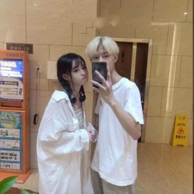 手机遮脸情侣头像一人一张 情头 情侣 双人手机遮脸真人